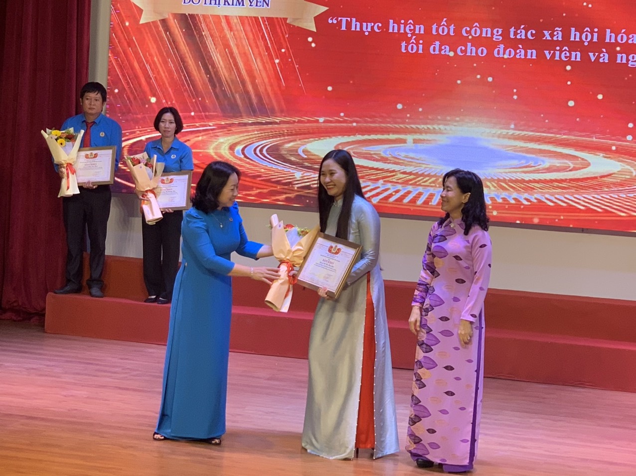 Biểu dương các Chủ tịch công đoàn cơ sở, đoàn viên, công nhân tiêu biểu Biểu dương các Chủ tịch công đoàn cơ sở, đoàn viên, công nhân tiêu biểu