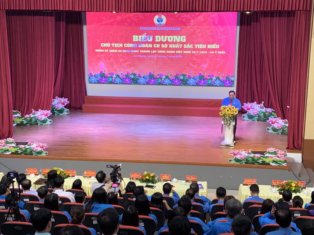 Biểu dương các Chủ tịch công đoàn cơ sở, đoàn viên, công nhân tiêu biểu Biểu dương các Chủ tịch công đoàn cơ sở, đoàn viên, công nhân tiêu biểu