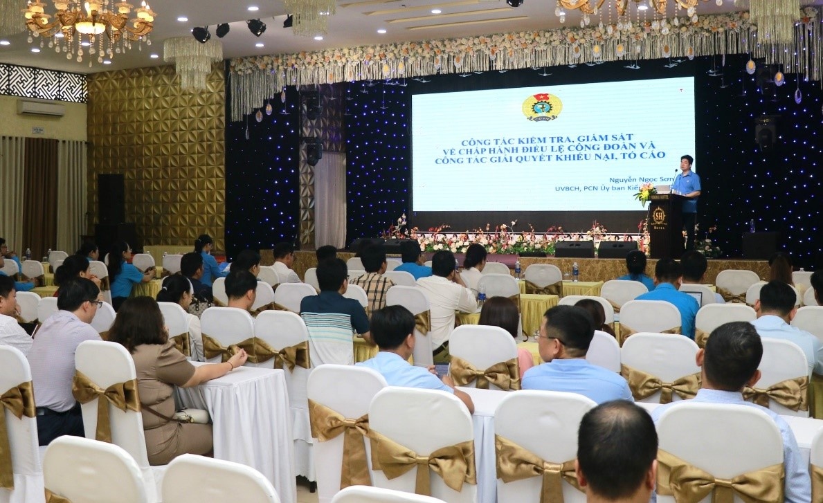 Chú trọng xây dựng đội ngũ công đoàn cơ sở ngoài nhà nước để đáp ứng tình hình mới Chú trọng xây dựng đội ngũ công đoàn cơ sở ngoài nhà nước để đáp ứng tình hình mới