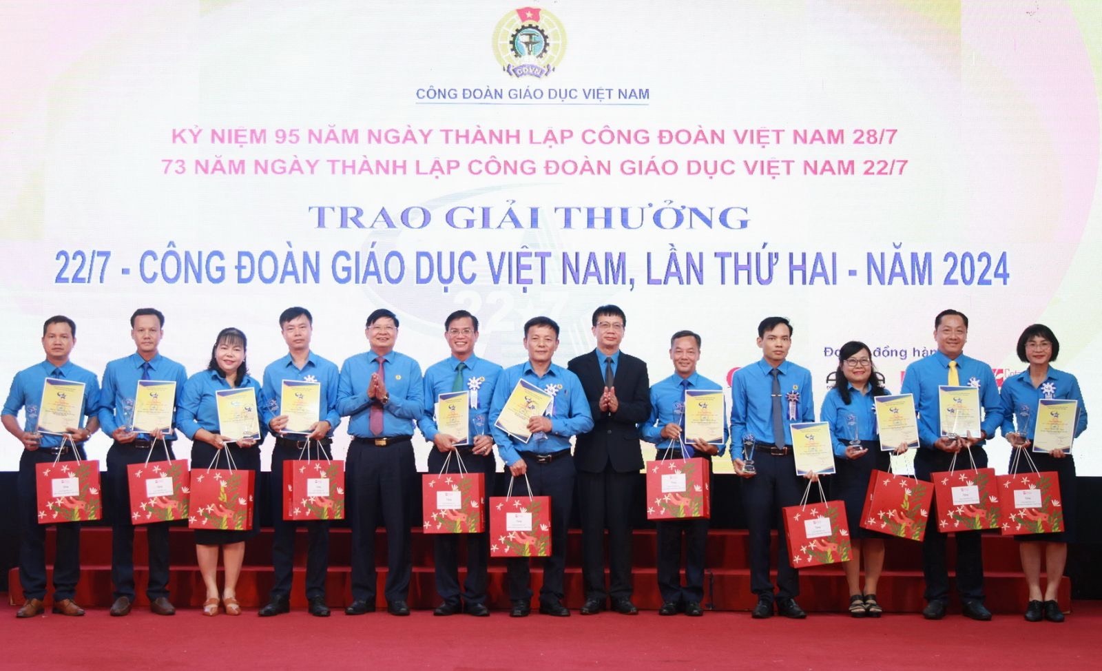 Mỗi cán bộ công đoàn giáo dục được tôn vinh đều là một câu chuyện đẹp Mỗi cán bộ công đoàn giáo dục được tôn vinh đều là một câu chuyện đẹp