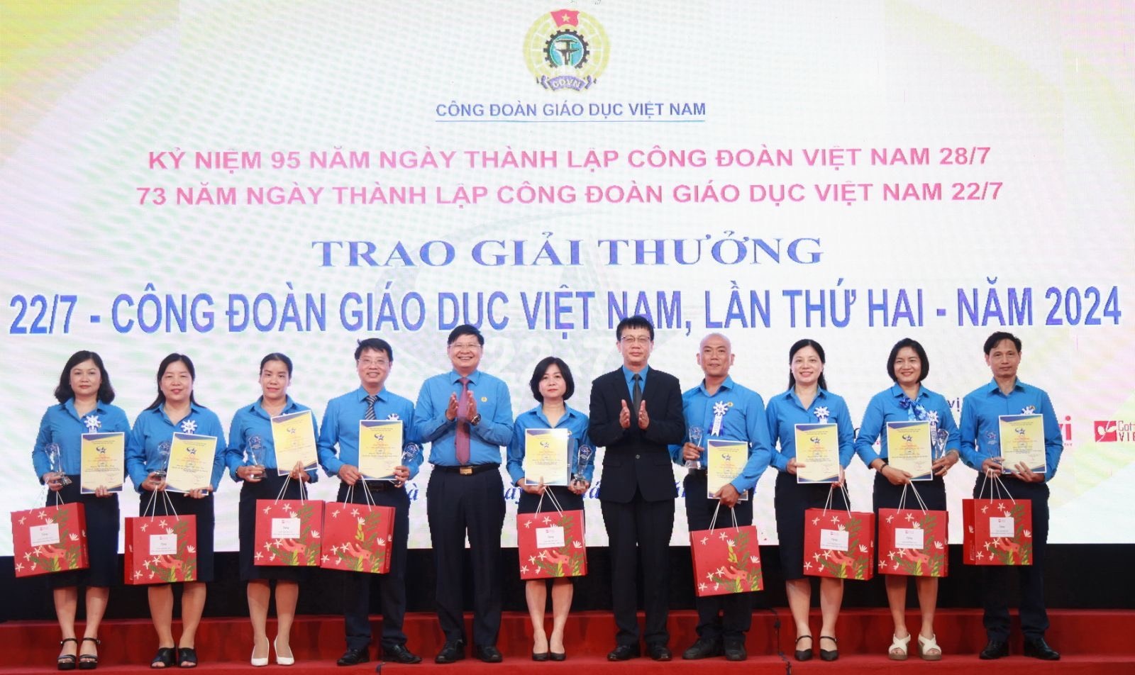 Mỗi cán bộ công đoàn giáo dục được tôn vinh đều là một câu chuyện đẹp Mỗi cán bộ công đoàn giáo dục được tôn vinh đều là một câu chuyện đẹp