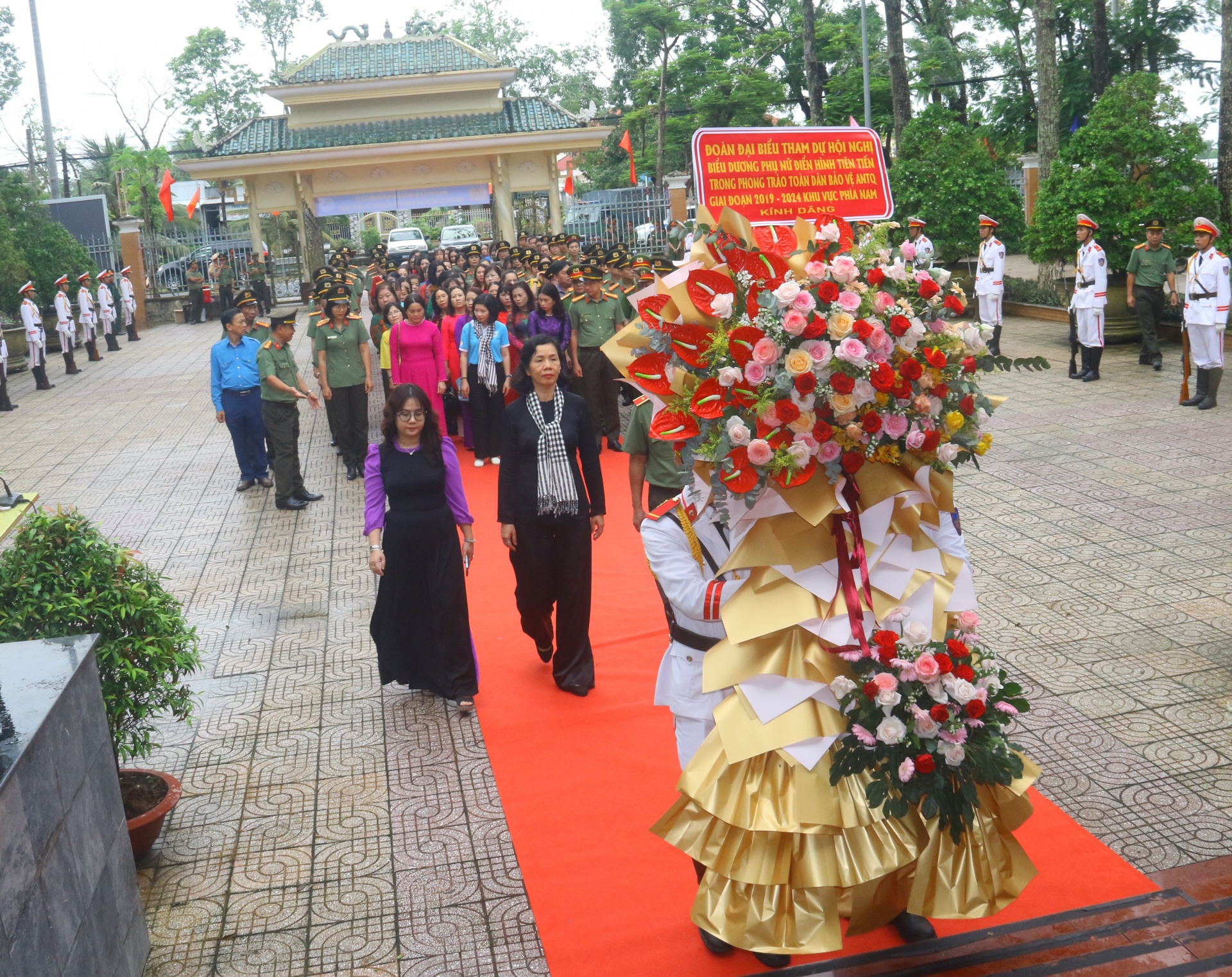 Biểu dương các phụ nữ điển hình tiên tiến khu vực phía Nam Biểu dương các phụ nữ điển hình tiên tiến khu vực phía Nam