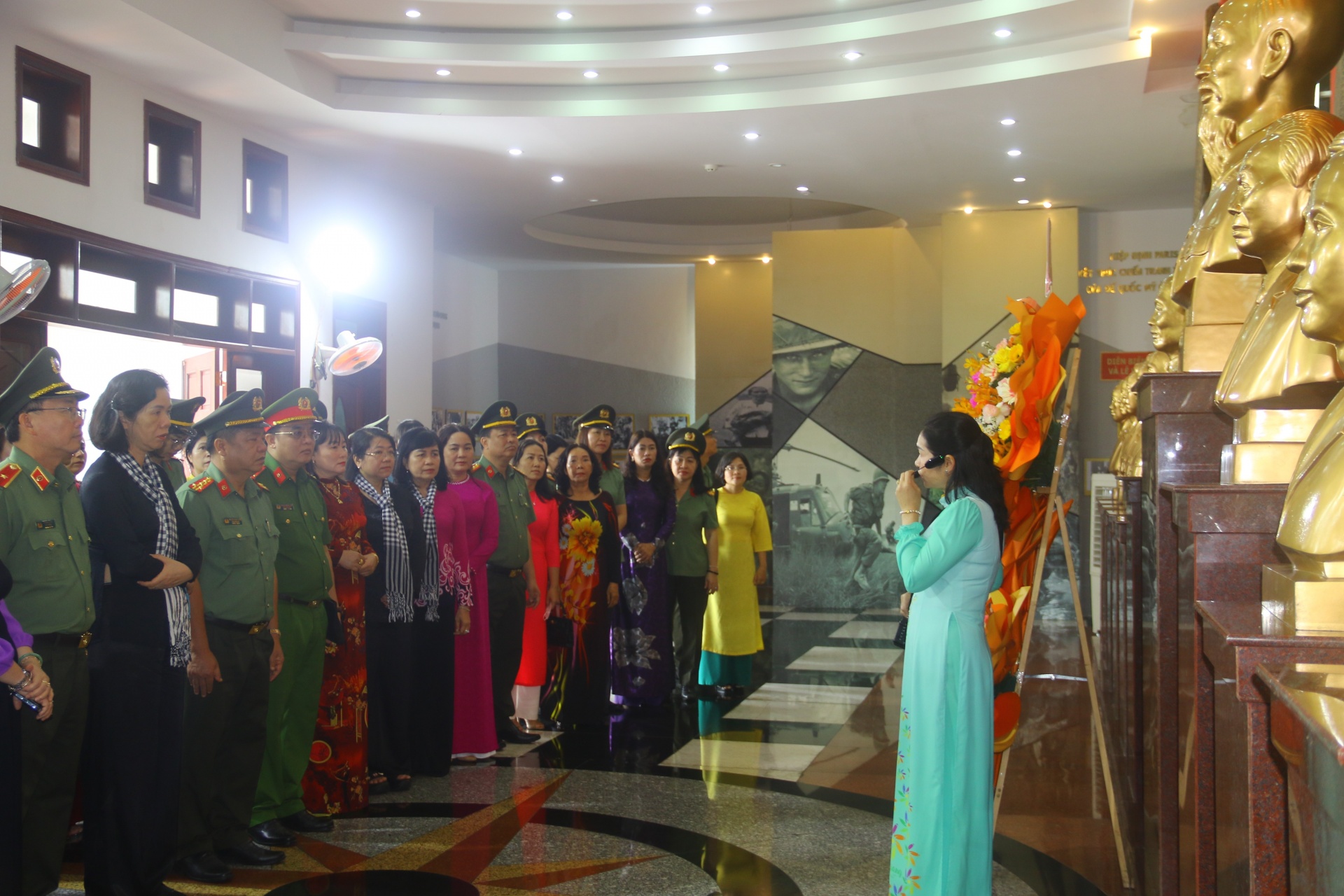 Biểu dương các phụ nữ điển hình tiên tiến khu vực phía Nam Biểu dương các phụ nữ điển hình tiên tiến khu vực phía Nam