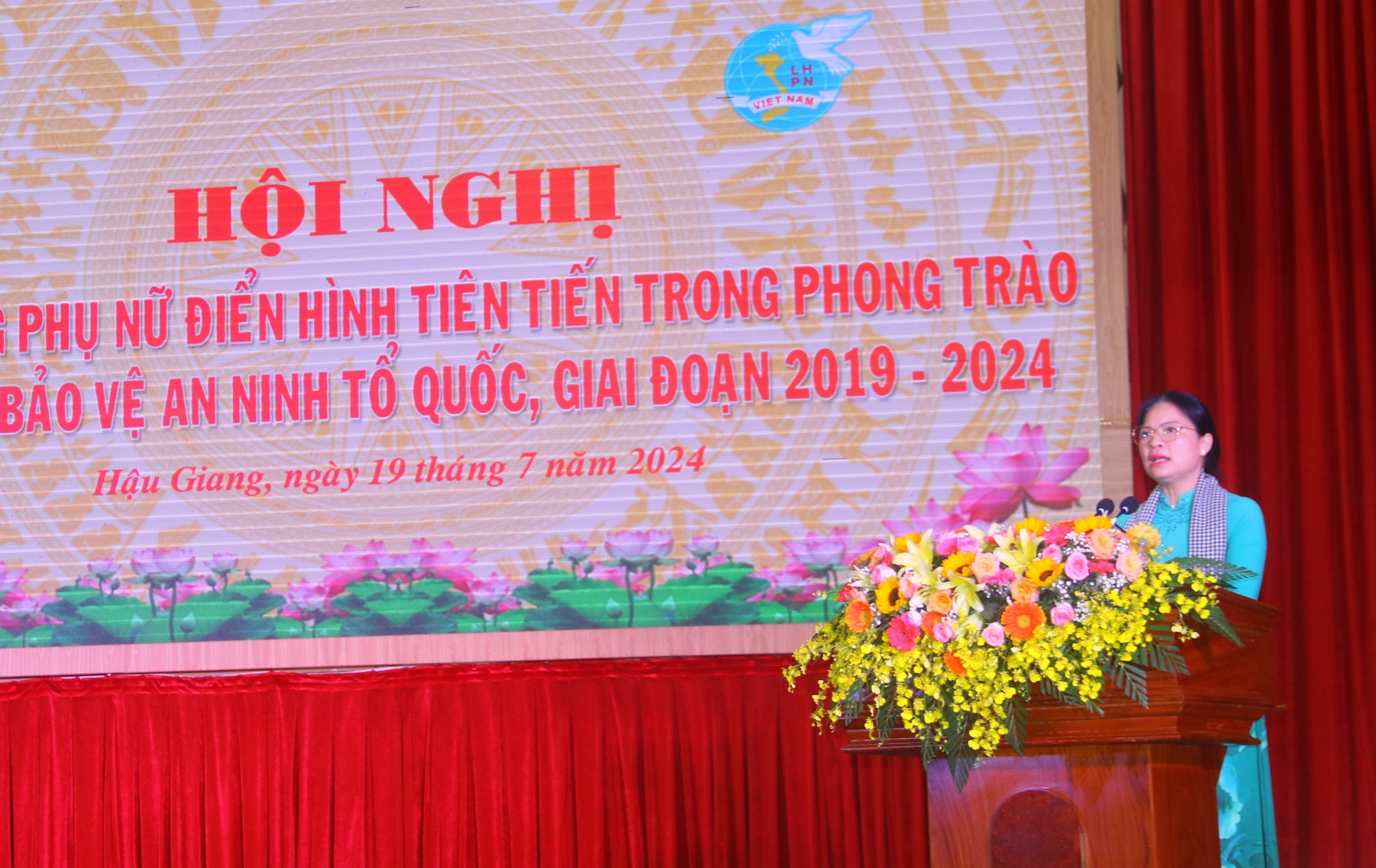 Biểu dương các phụ nữ điển hình tiên tiến khu vực phía Nam Biểu dương các phụ nữ điển hình tiên tiến khu vực phía Nam