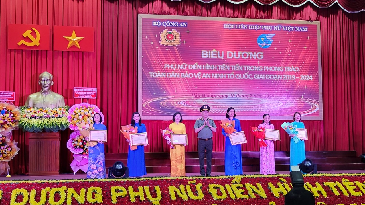 Biểu dương các phụ nữ điển hình tiên tiến khu vực phía Nam Biểu dương các phụ nữ điển hình tiên tiến khu vực phía Nam