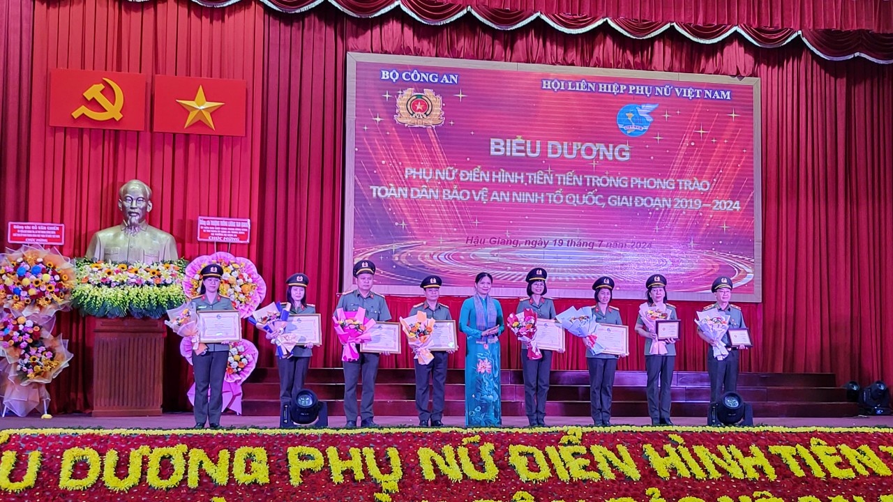 Biểu dương các phụ nữ điển hình tiên tiến khu vực phía Nam Biểu dương các phụ nữ điển hình tiên tiến khu vực phía Nam