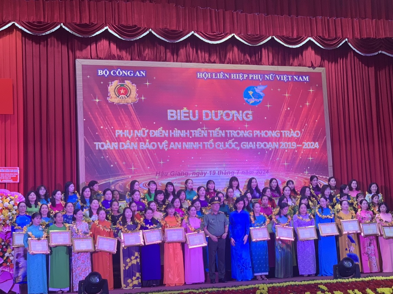 Biểu dương các phụ nữ điển hình tiên tiến khu vực phía Nam Biểu dương các phụ nữ điển hình tiên tiến khu vực phía Nam