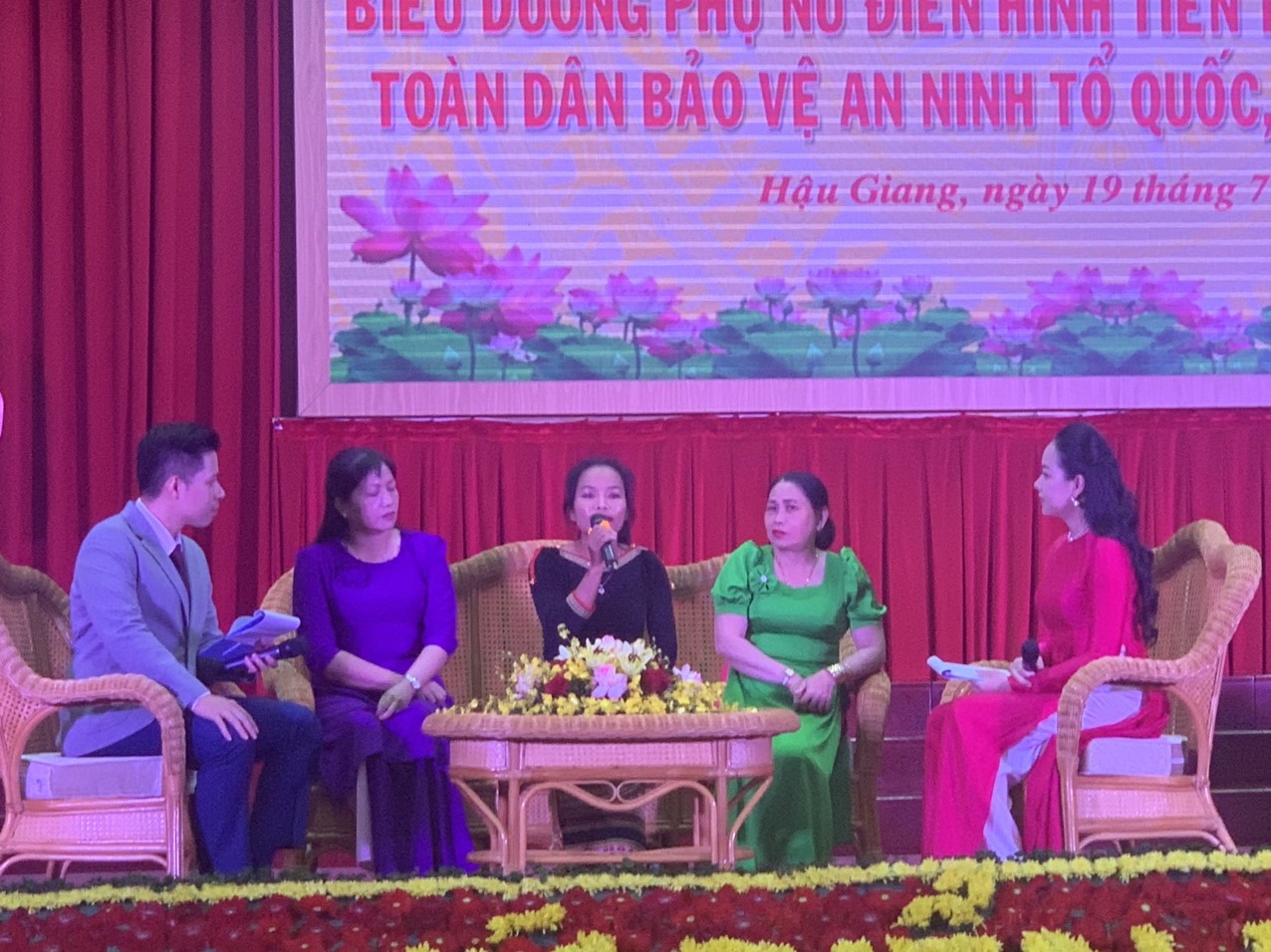 Biểu dương các phụ nữ điển hình tiên tiến khu vực phía Nam Biểu dương các phụ nữ điển hình tiên tiến khu vực phía Nam