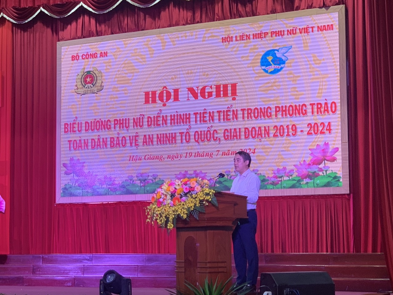 Biểu dương các phụ nữ điển hình tiên tiến khu vực phía Nam Biểu dương các phụ nữ điển hình tiên tiến khu vực phía Nam