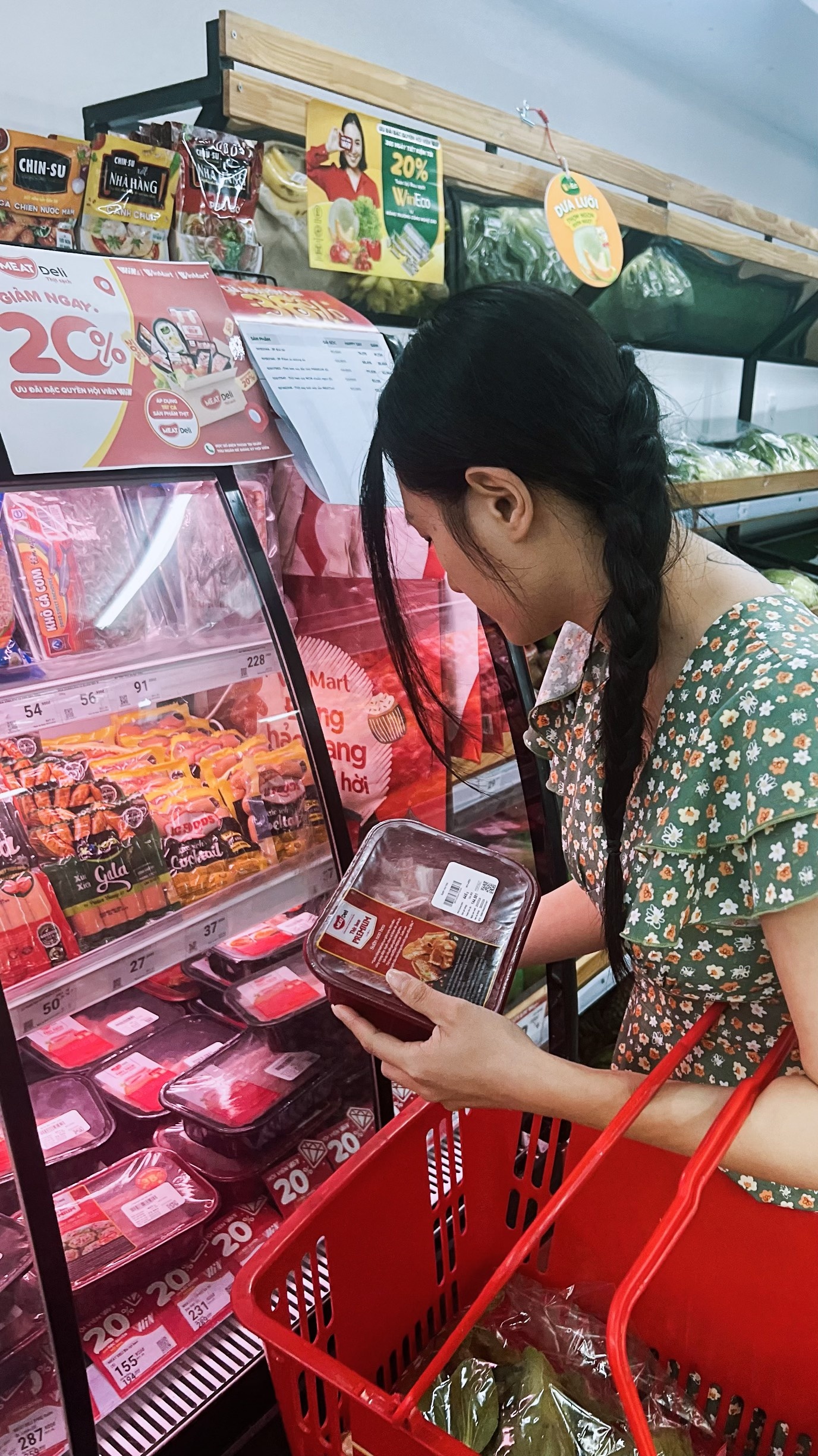 Người tiêu dùng chọn mua thịt ủ mát tại siêu thị WinMart 1 (1) Người tiêu dùng chọn mua thịt ủ mát tại siêu thị WinMart 1 (1)