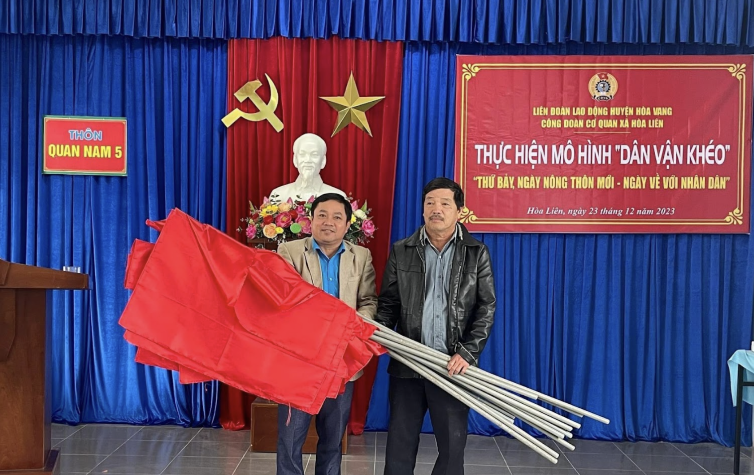 Đồng chí Nguyễn Mười – CT.Công đoàn xã trao tặng cờ cho thôn Quan Nam 5