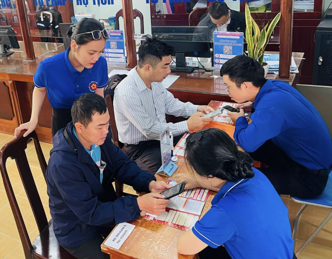 Công đoàn phối hợp với Đoàn thanh niên hỗ trợ người dân đăng ký tài khoản DVC