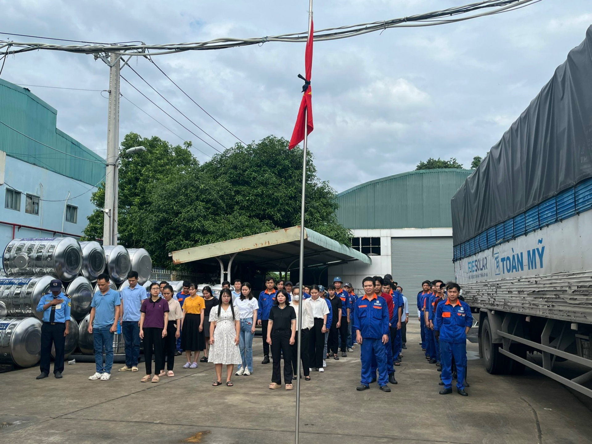 Công nhân, người lao động, cán bộ công đoàn khắp mọi miền bày tỏ tiếc thương Tổng Bí thư Nguyễn Phú Trọng