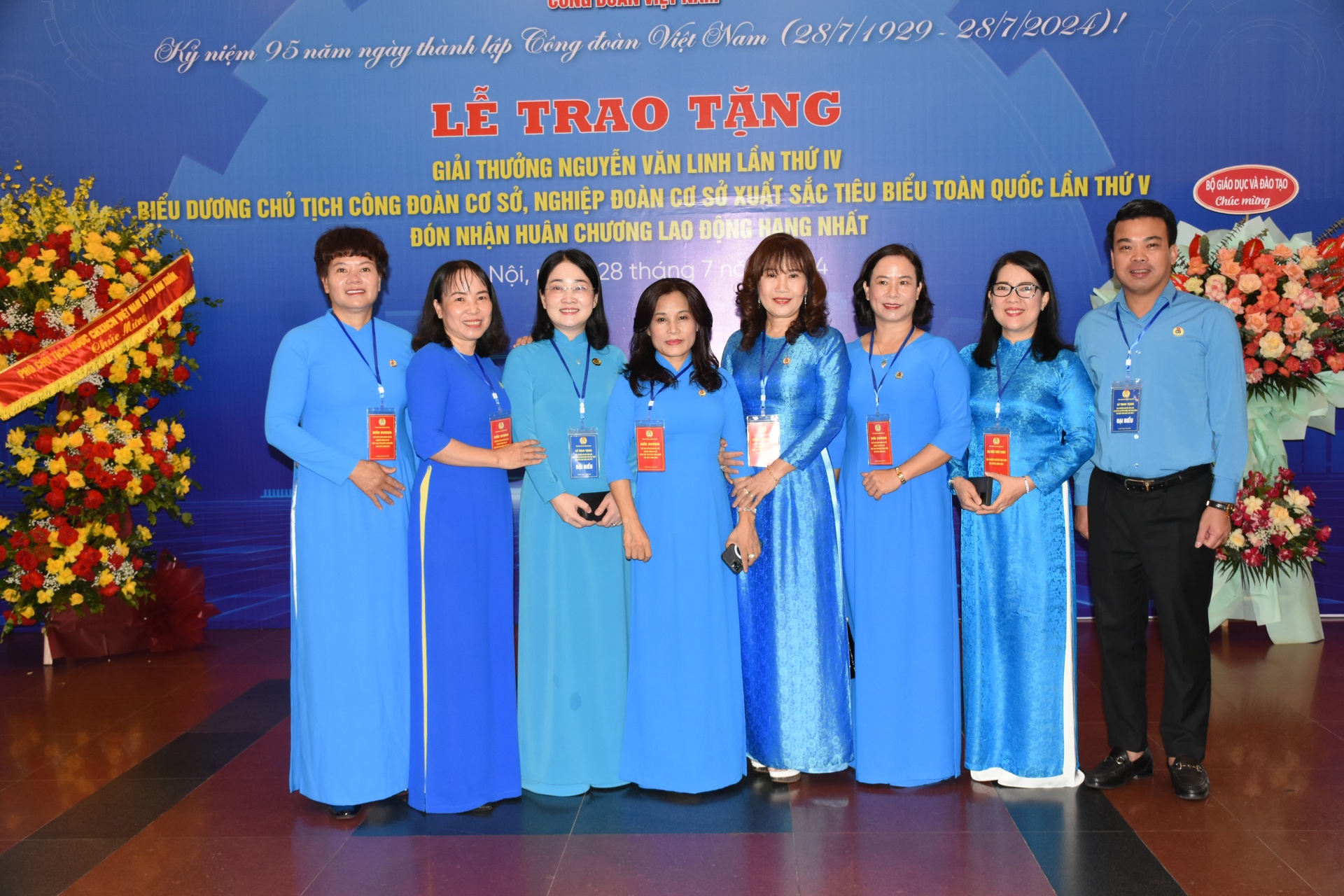 Tường thuật: Lễ trao giải thưởng Nguyễn Văn Linh và tôn vinh chủ tịch công đoàn cơ sở xuất sắc tiêu biểu Tường thuật: Lễ trao giải thưởng Nguyễn Văn Linh và tôn vinh chủ tịch công đoàn cơ sở xuất sắc tiêu biểu