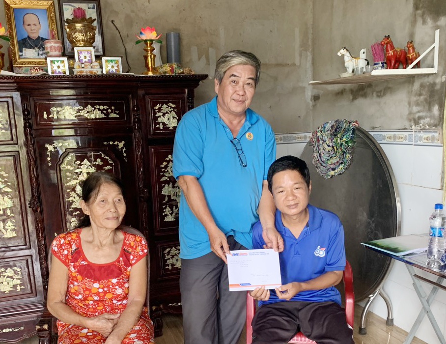 Câu chuyện người công nhân suy kiệt lên mạng xin mì tôm nuôi mẹ Câu chuyện người công nhân suy kiệt lên mạng xin mì tôm nuôi mẹ