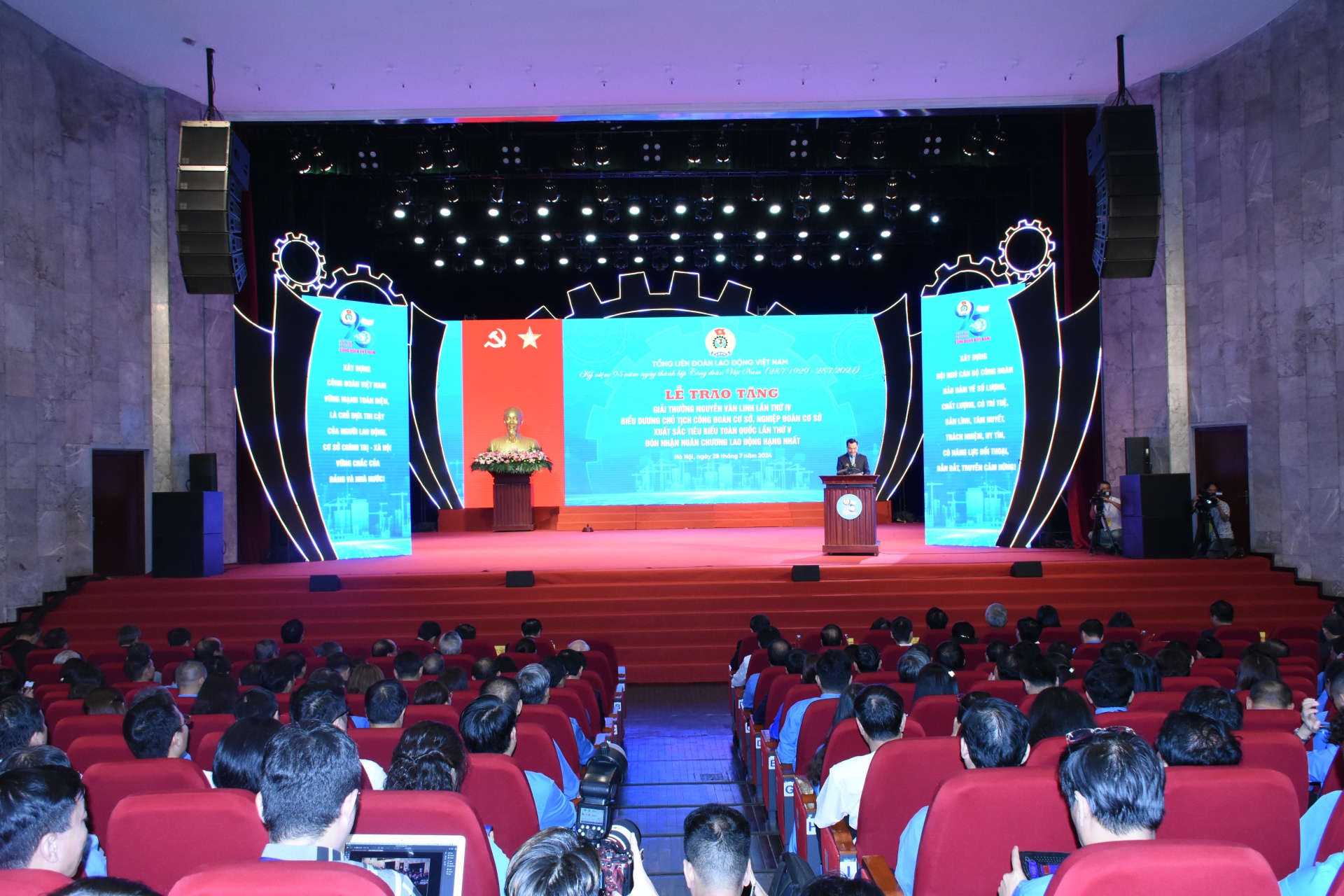 Tường thuật: Kỷ niệm 95 năm thành lập Công đoàn Việt Nam và trao tặng Giải thưởng Nguyễn Văn Linh Tường thuật: Kỷ niệm 95 năm thành lập Công đoàn Việt Nam và trao tặng Giải thưởng Nguyễn Văn Linh