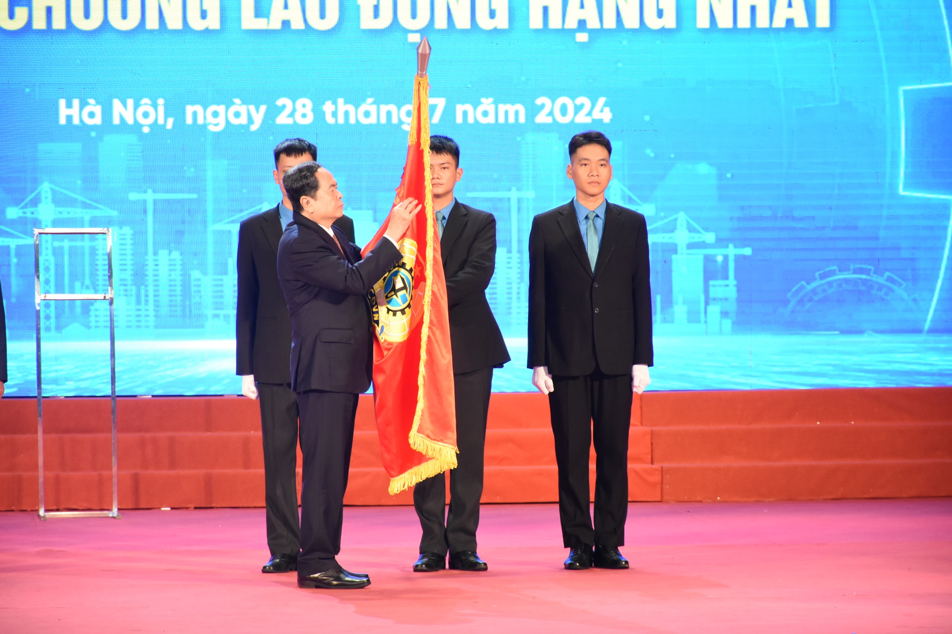 Tường thuật: Kỷ niệm 95 năm thành lập Công đoàn Việt Nam và trao tặng Giải thưởng Nguyễn Văn Linh Tường thuật: Kỷ niệm 95 năm thành lập Công đoàn Việt Nam và trao tặng Giải thưởng Nguyễn Văn Linh