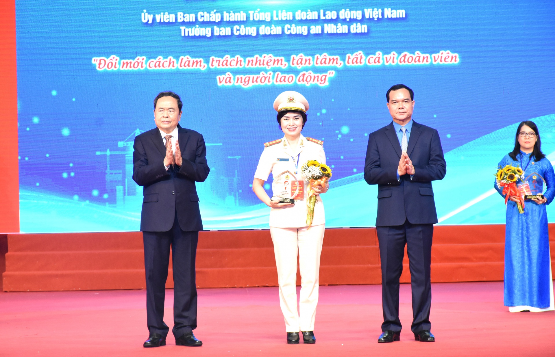 Tường thuật: Kỷ niệm 95 năm thành lập Công đoàn Việt Nam và trao tặng Giải thưởng Nguyễn Văn Linh Tường thuật: Kỷ niệm 95 năm thành lập Công đoàn Việt Nam và trao tặng Giải thưởng Nguyễn Văn Linh