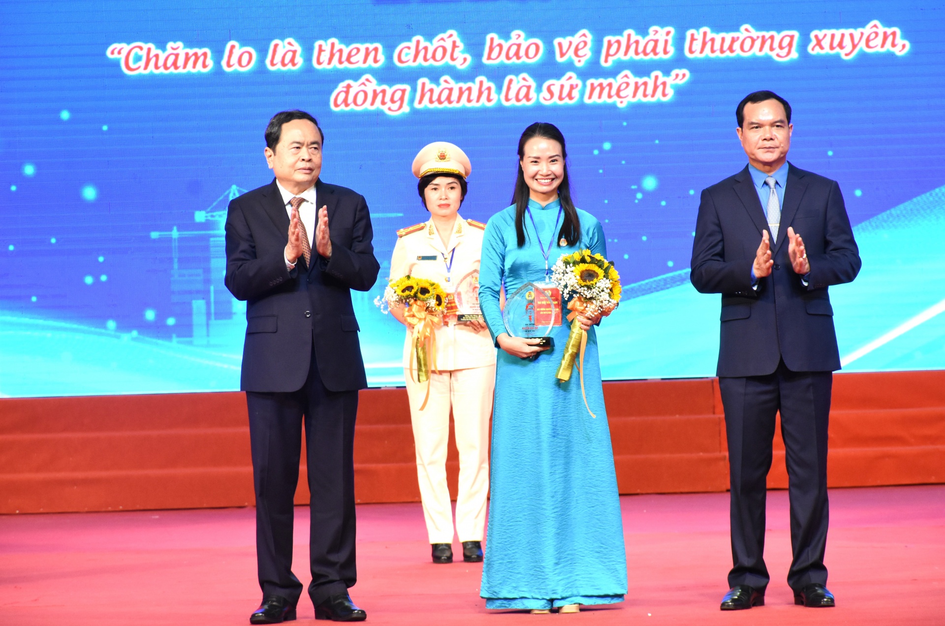 Tường thuật: Kỷ niệm 95 năm thành lập Công đoàn Việt Nam và trao tặng Giải thưởng Nguyễn Văn Linh Tường thuật: Kỷ niệm 95 năm thành lập Công đoàn Việt Nam và trao tặng Giải thưởng Nguyễn Văn Linh