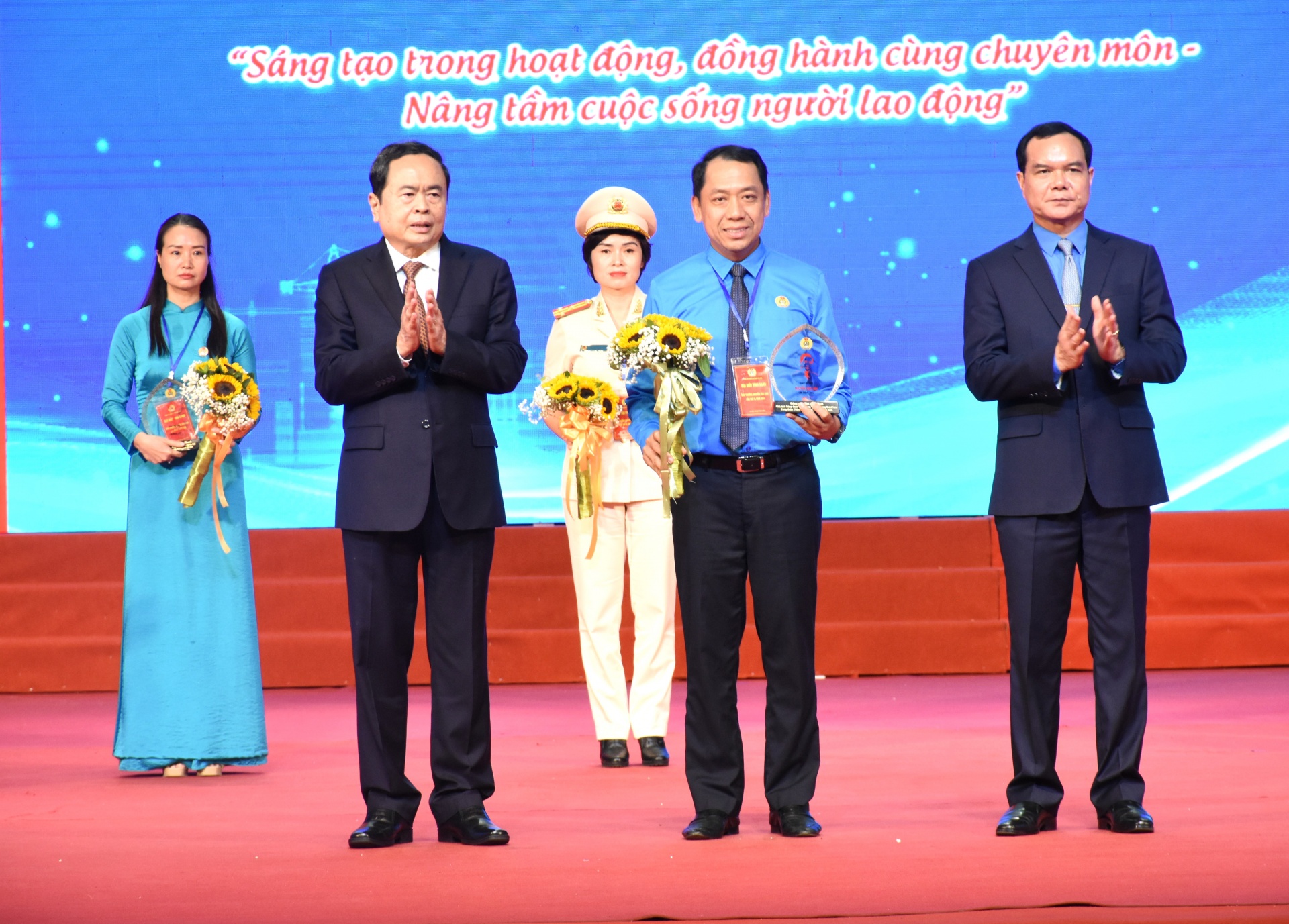 Tường thuật: Kỷ niệm 95 năm thành lập Công đoàn Việt Nam và trao tặng Giải thưởng Nguyễn Văn Linh Tường thuật: Kỷ niệm 95 năm thành lập Công đoàn Việt Nam và trao tặng Giải thưởng Nguyễn Văn Linh