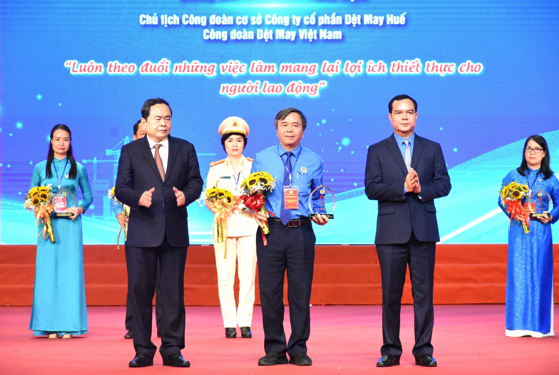 Tường thuật: Kỷ niệm 95 năm thành lập Công đoàn Việt Nam và trao tặng Giải thưởng Nguyễn Văn Linh Tường thuật: Kỷ niệm 95 năm thành lập Công đoàn Việt Nam và trao tặng Giải thưởng Nguyễn Văn Linh