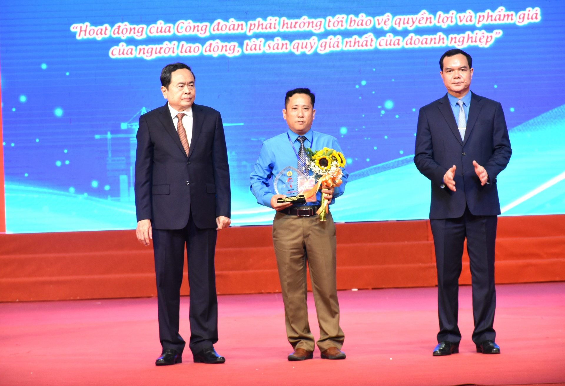 Tường thuật: Kỷ niệm 95 năm thành lập Công đoàn Việt Nam và trao tặng Giải thưởng Nguyễn Văn Linh Tường thuật: Kỷ niệm 95 năm thành lập Công đoàn Việt Nam và trao tặng Giải thưởng Nguyễn Văn Linh