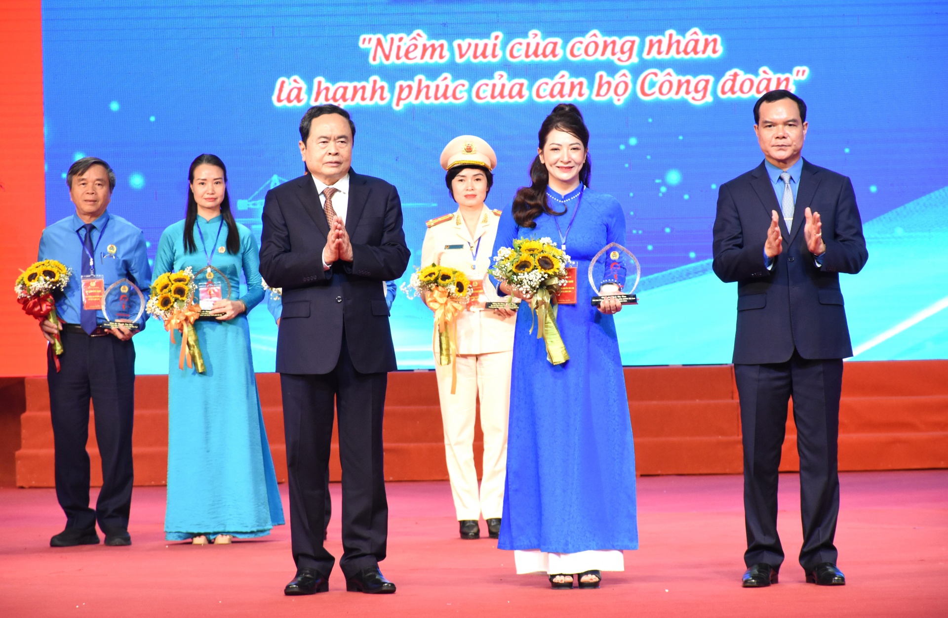 Tường thuật: Kỷ niệm 95 năm thành lập Công đoàn Việt Nam và trao tặng Giải thưởng Nguyễn Văn Linh Tường thuật: Kỷ niệm 95 năm thành lập Công đoàn Việt Nam và trao tặng Giải thưởng Nguyễn Văn Linh