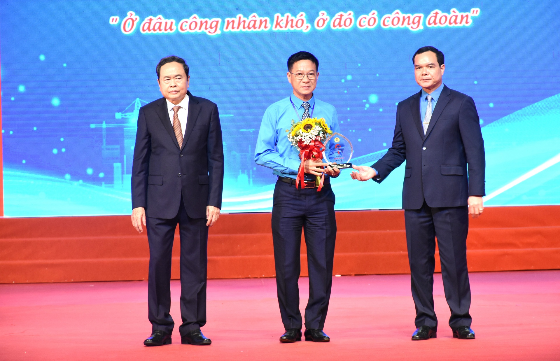 Tường thuật: Kỷ niệm 95 năm thành lập Công đoàn Việt Nam và trao tặng Giải thưởng Nguyễn Văn Linh Tường thuật: Kỷ niệm 95 năm thành lập Công đoàn Việt Nam và trao tặng Giải thưởng Nguyễn Văn Linh