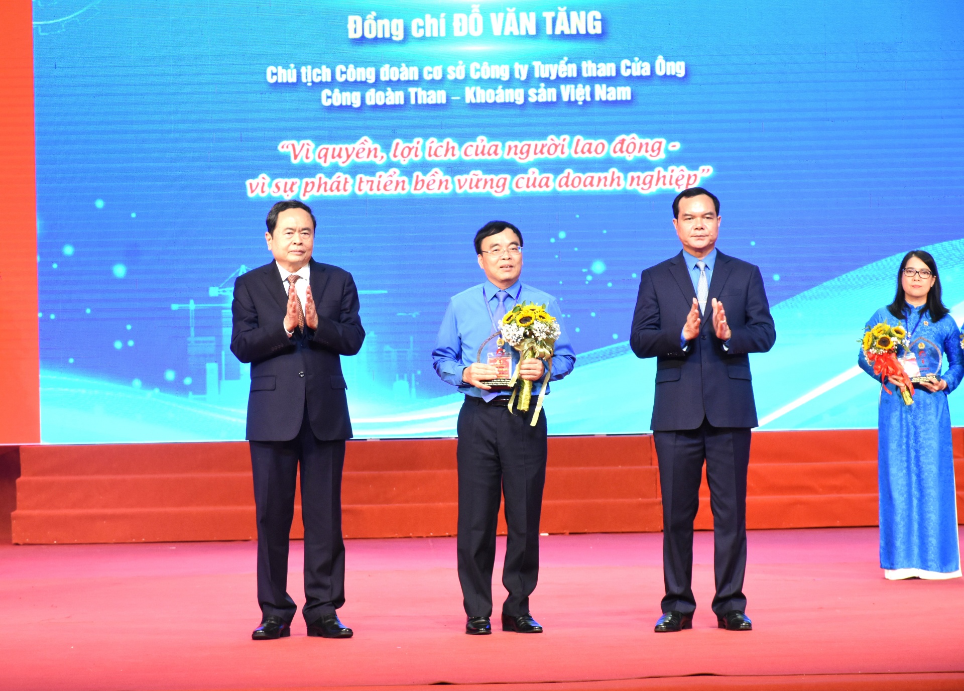Tường thuật: Kỷ niệm 95 năm thành lập Công đoàn Việt Nam và trao tặng Giải thưởng Nguyễn Văn Linh Tường thuật: Kỷ niệm 95 năm thành lập Công đoàn Việt Nam và trao tặng Giải thưởng Nguyễn Văn Linh