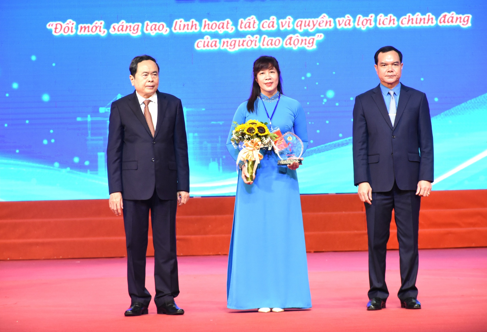 Tường thuật: Kỷ niệm 95 năm thành lập Công đoàn Việt Nam và trao tặng Giải thưởng Nguyễn Văn Linh Tường thuật: Kỷ niệm 95 năm thành lập Công đoàn Việt Nam và trao tặng Giải thưởng Nguyễn Văn Linh