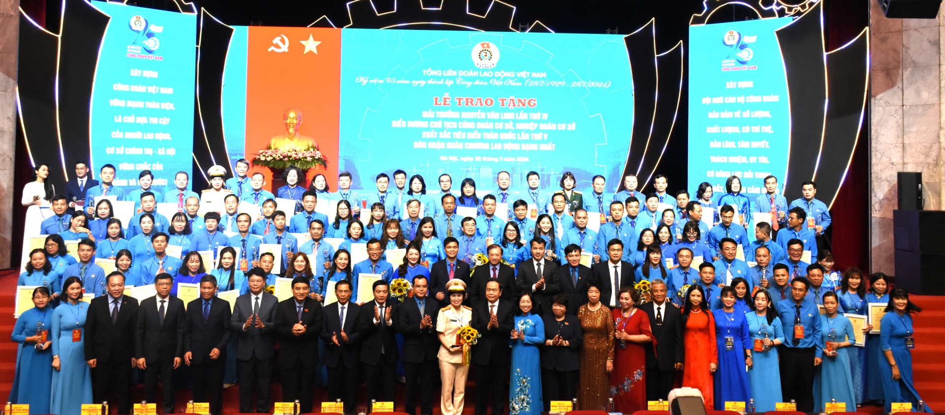 Tường thuật: Kỷ niệm 95 năm thành lập Công đoàn Việt Nam và trao tặng Giải thưởng Nguyễn Văn Linh Tường thuật: Kỷ niệm 95 năm thành lập Công đoàn Việt Nam và trao tặng Giải thưởng Nguyễn Văn Linh