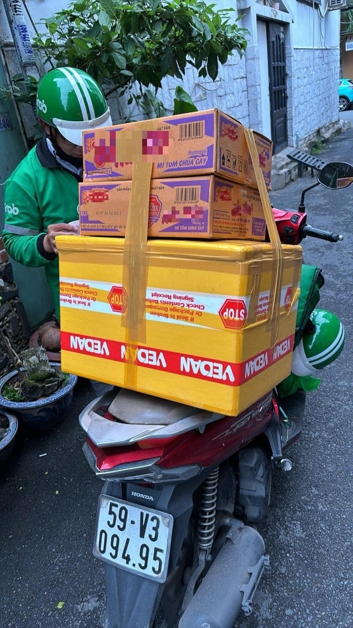 Vụ nam công nhân xin mì tôm cho mẹ: Ấm áp tình người trong hoạn nạn