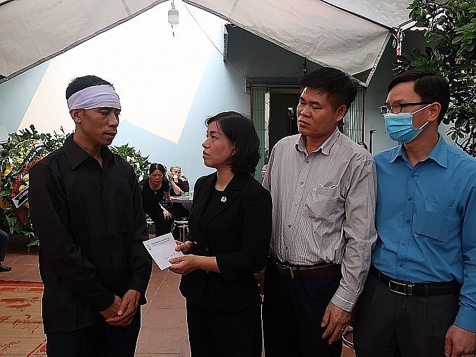 Làm gì để an toàn khi tiếp xúc nghề nghiệp với các loại cồn trong ngành sản xuất điện tử?