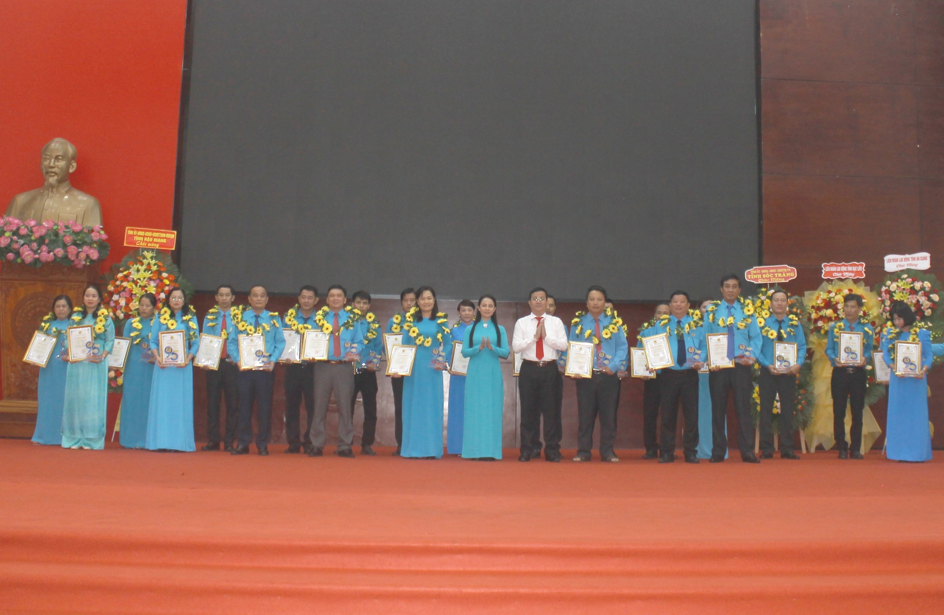 Họp mặt cán bộ công đoàn chuyên trách ba tỉnh Hậu Giang, Cần Thơ và Sóc Trăng