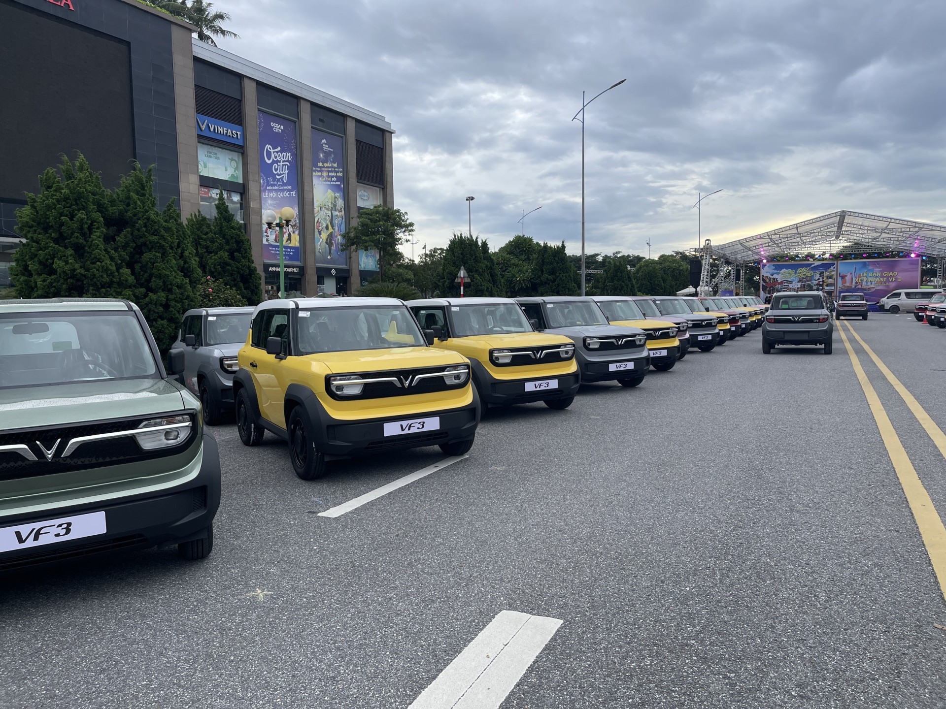 VinFast chính thức bàn giao 99 xe điện VinFast VF 3 đầu tiên