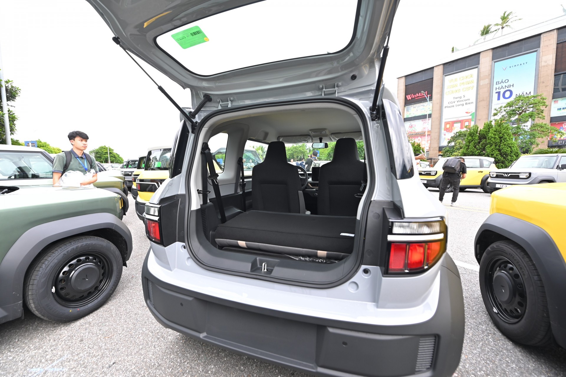 Cận cảnh bản thương mại VinFast VF 3: Có gì đặc biệt ở mẫu xe điện giá rẻ này? Cận cảnh bản thương mại VinFast VF 3: Có gì đặc biệt ở mẫu xe điện giá rẻ này?