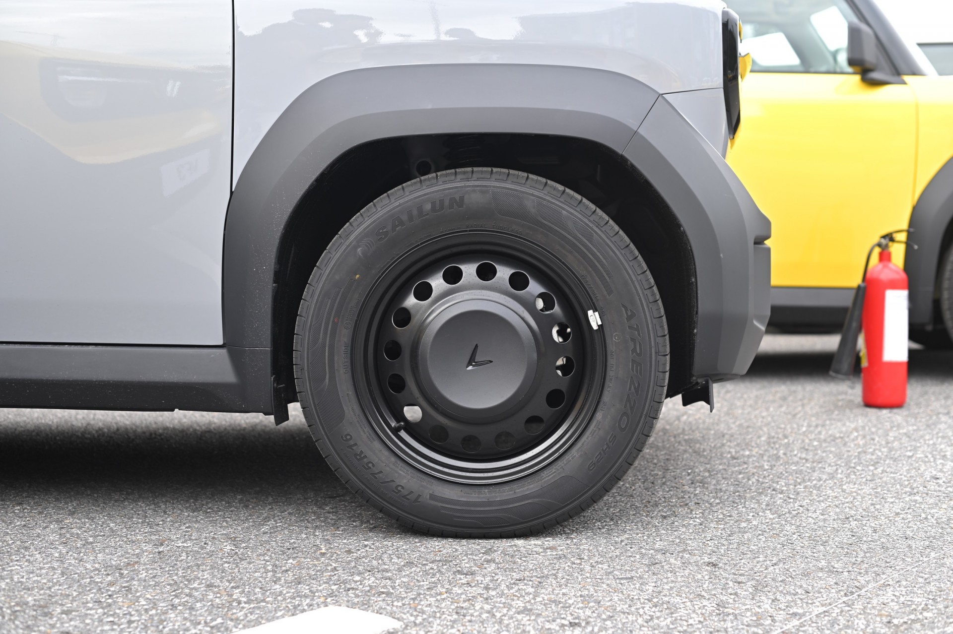 Cận cảnh bản thương mại VinFast VF 3: Có gì đặc biệt ở mẫu xe điện giá rẻ này? Cận cảnh bản thương mại VinFast VF 3: Có gì đặc biệt ở mẫu xe điện giá rẻ này?