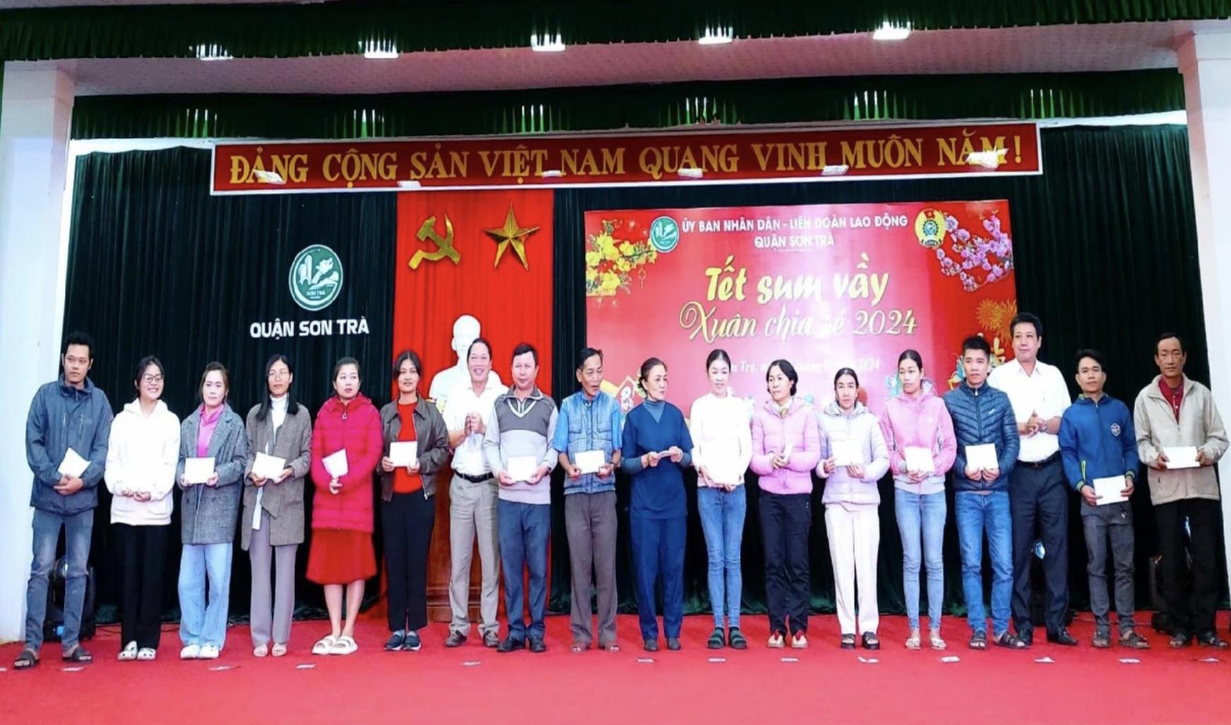 LĐLĐ quận Sơn Trà trao tặng 867 xuất quà cho đoàn viên khó khăn tại các cơ quan, đơn vị, CĐCS trực thuộc quận Sơn Trà trong “Chương trình Tết sum vầy Xuân 2024” LĐLĐ quận Sơn Trà trao tặng 867 xuất quà cho đoàn viên khó khăn tại các cơ quan, đơn vị, CĐCS trực thuộc quận Sơn Trà trong “Chương trình Tết sum vầy Xuân 2024”