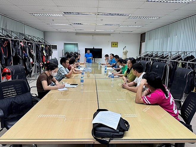 Không đồng tình Giám đốc xưởng tự quyết định sản lượng của các tổ khi lương tăng Không đồng tình Giám đốc xưởng tự quyết định sản lượng của các tổ khi lương tăng