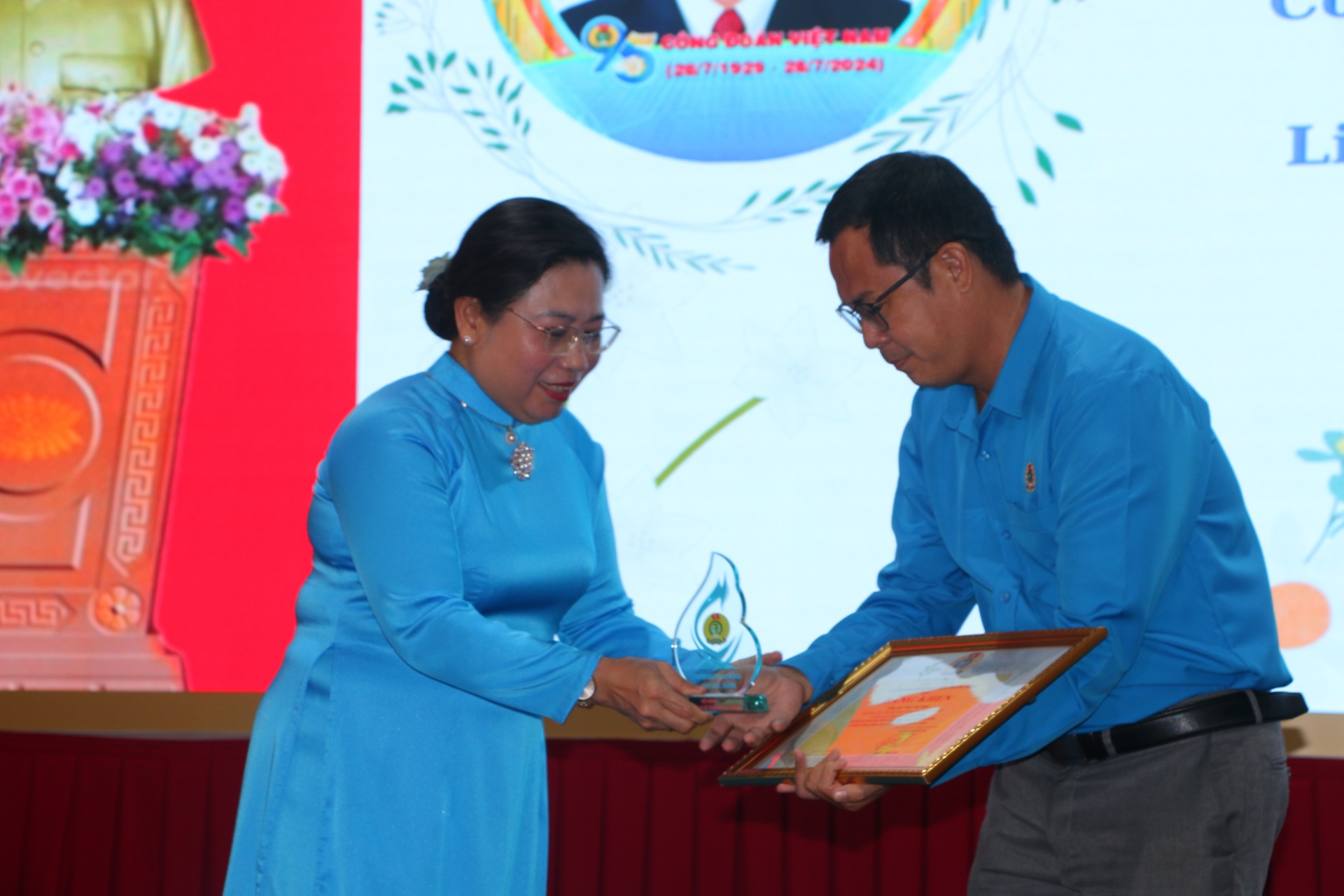 Gặp mặt cán bộ công đoàn và biểu dương cán bộ CĐCS tiêu biểu tỉnh Sóc Trăng Gặp mặt cán bộ công đoàn và biểu dương cán bộ CĐCS tiêu biểu tỉnh Sóc Trăng