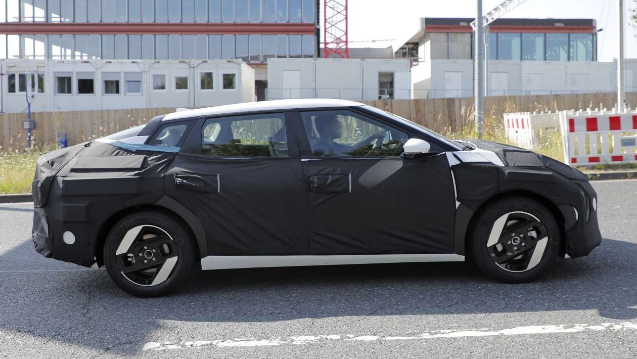 Sedan điện Kia đầu tiên chạy thử trên đường Sedan điện Kia đầu tiên chạy thử trên đường