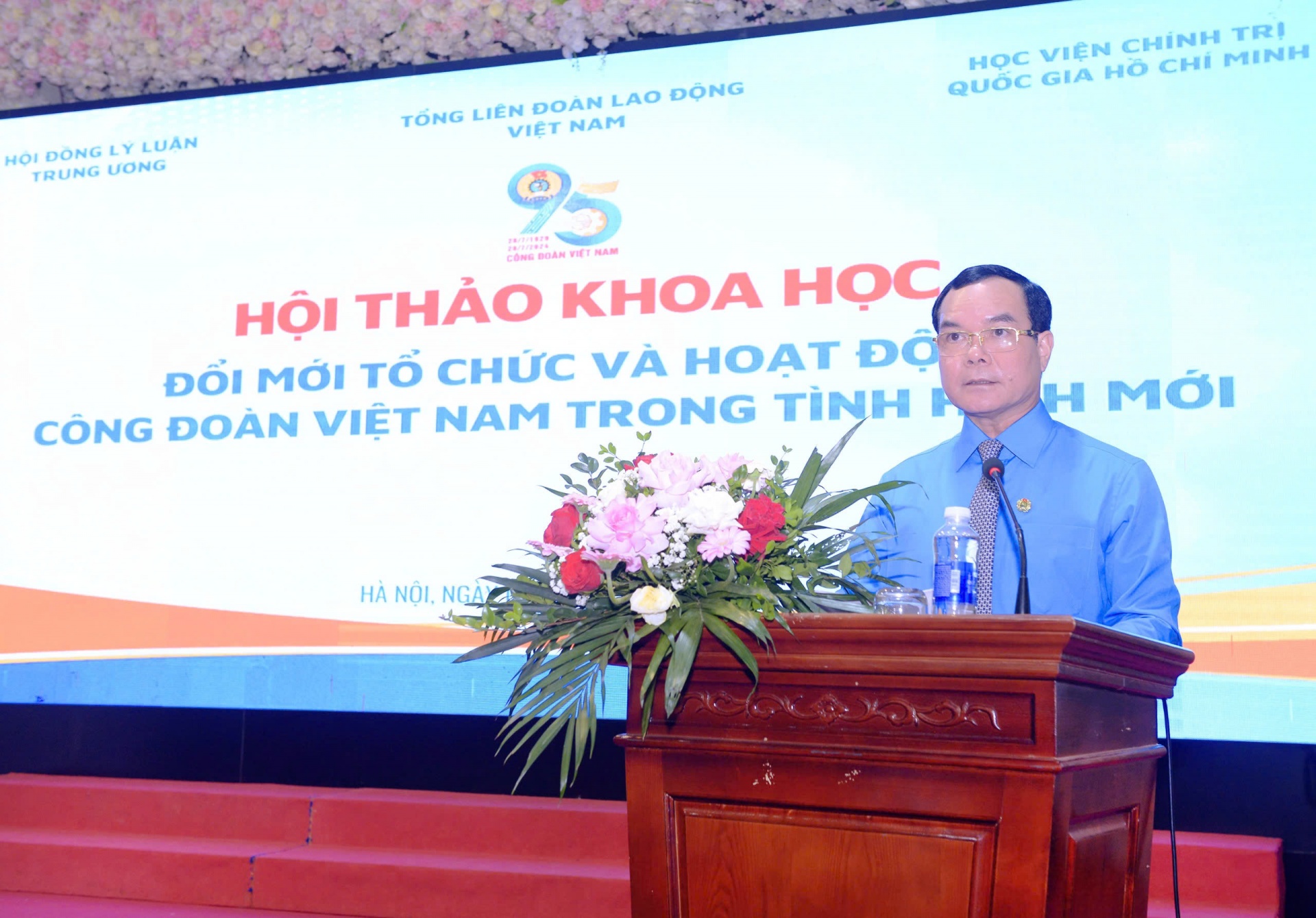 Trung bình một cán bộ công đoàn chuyên trách phụ trách hoạt động của 18,75 công đoàn cơ sở