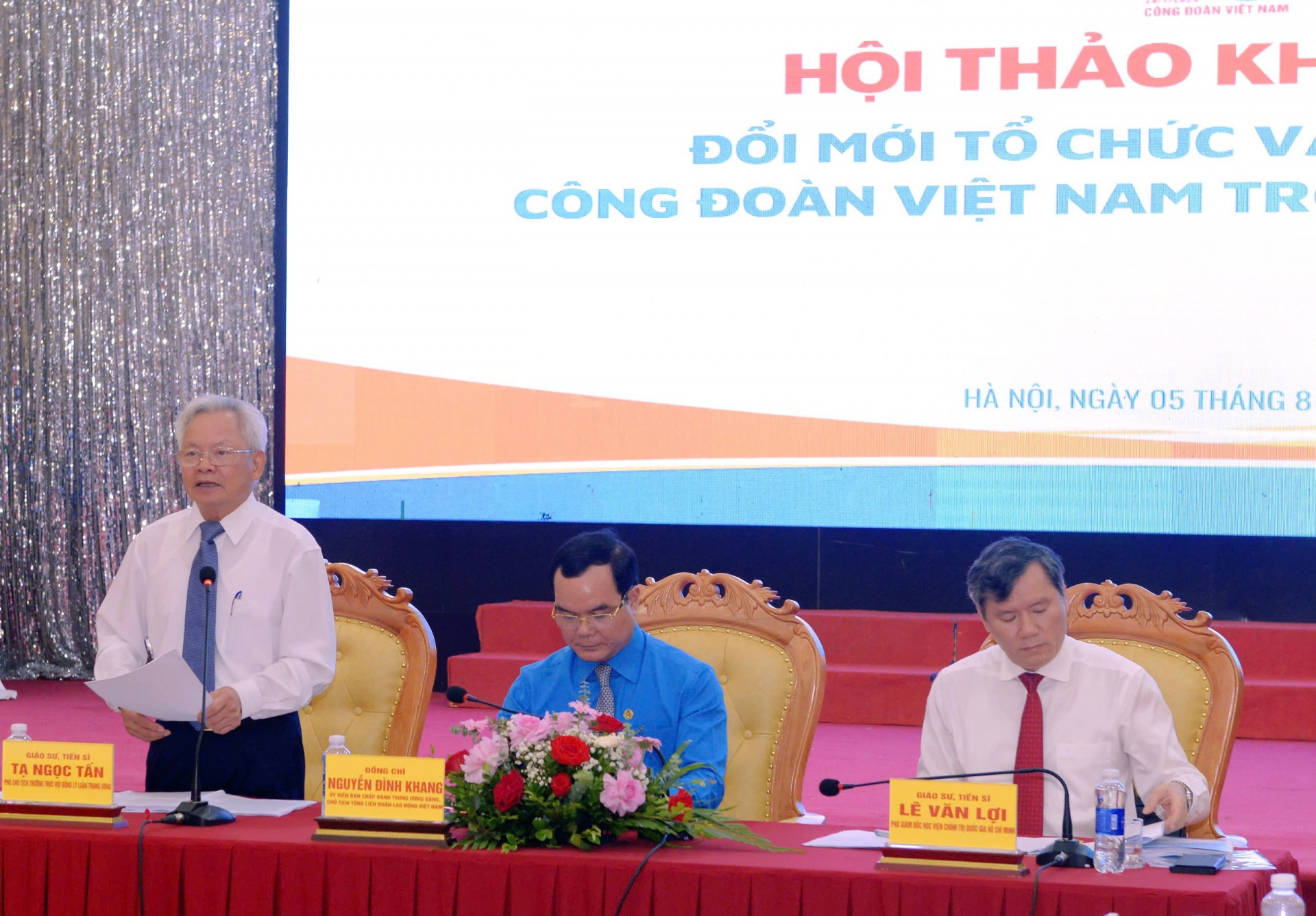 Trung bình một cán bộ công đoàn chuyên trách phụ trách hoạt động của 18,75 công đoàn cơ sở