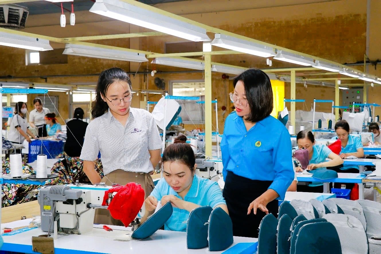 Trung bình một cán bộ công đoàn chuyên trách phụ trách hoạt động của 18,75 công đoàn cơ sở