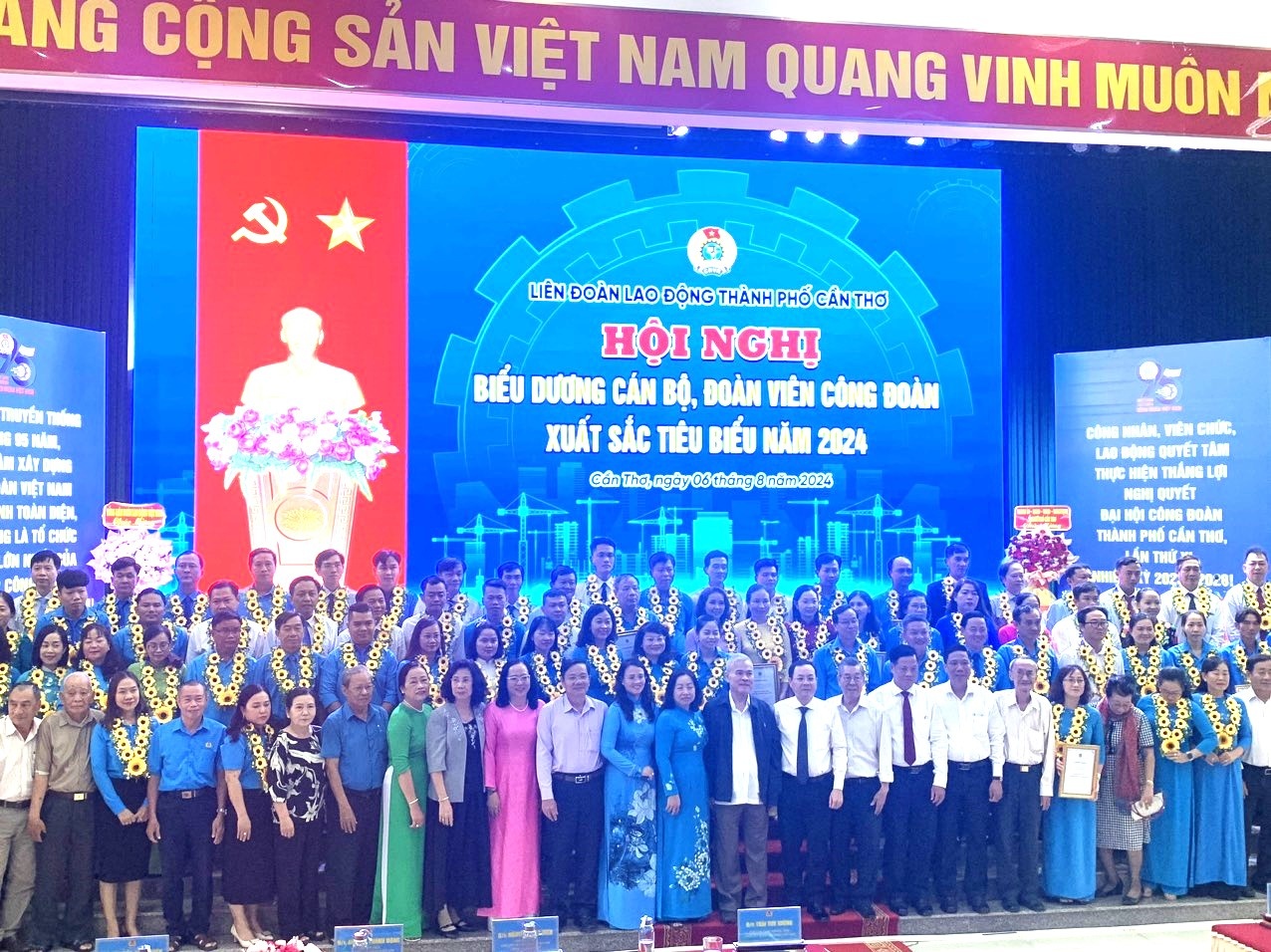 Biểu dương 10 tập thể, 95 cán bộ, đoàn viên công đoàn xuất sắc tại Cần Thơ Biểu dương 10 tập thể, 95 cán bộ, đoàn viên công đoàn xuất sắc tại Cần Thơ