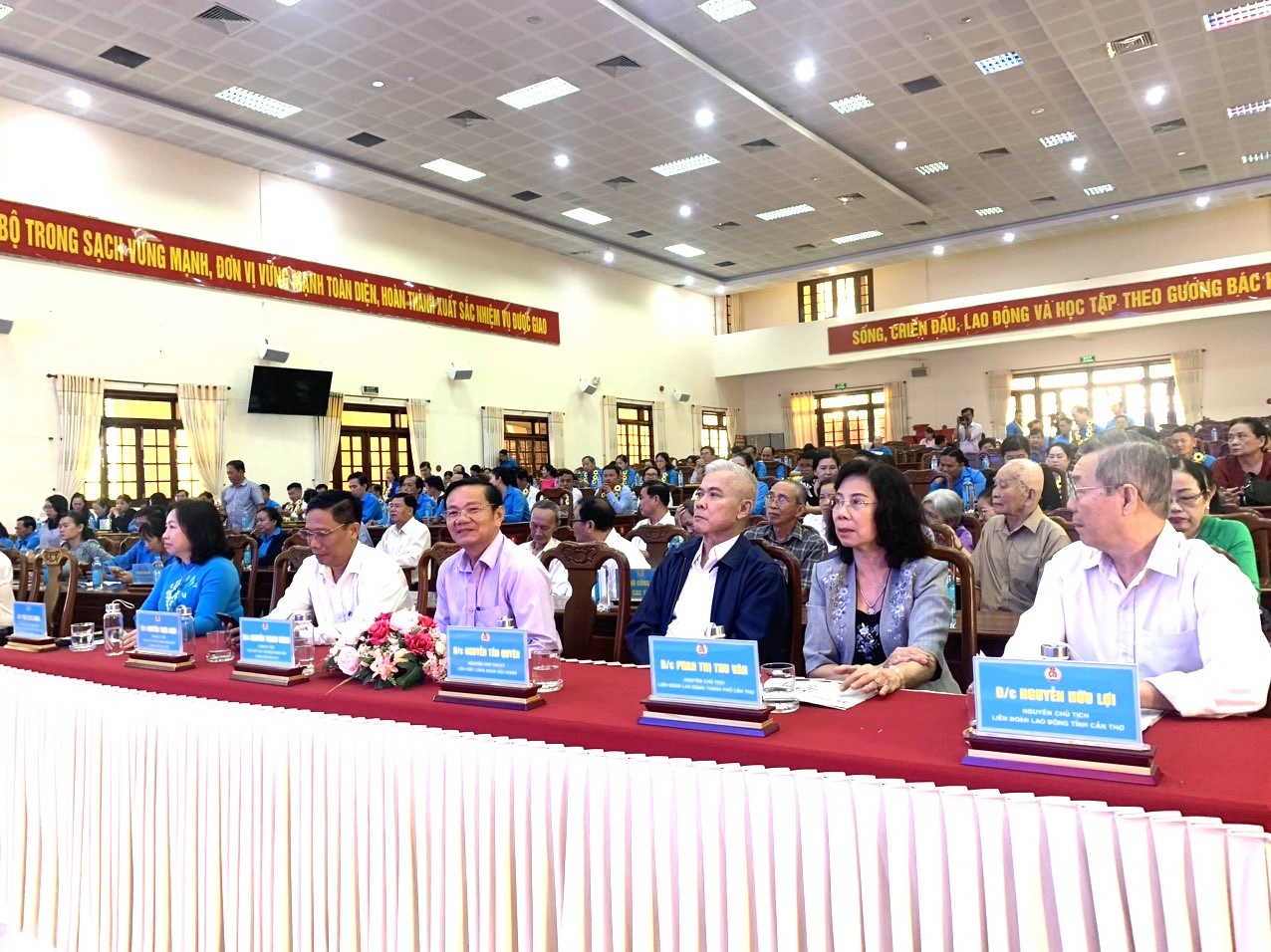 Biểu dương 10 tập thể, 95 cán bộ, đoàn viên công đoàn xuất sắc tại Cần Thơ Biểu dương 10 tập thể, 95 cán bộ, đoàn viên công đoàn xuất sắc tại Cần Thơ