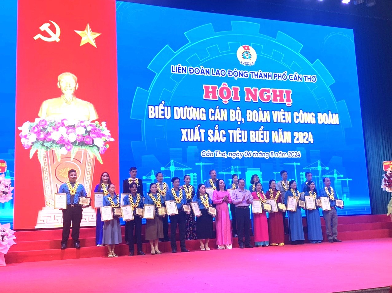 Biểu dương 10 tập thể, 95 cán bộ, đoàn viên công đoàn xuất sắc tại Cần Thơ Biểu dương 10 tập thể, 95 cán bộ, đoàn viên công đoàn xuất sắc tại Cần Thơ