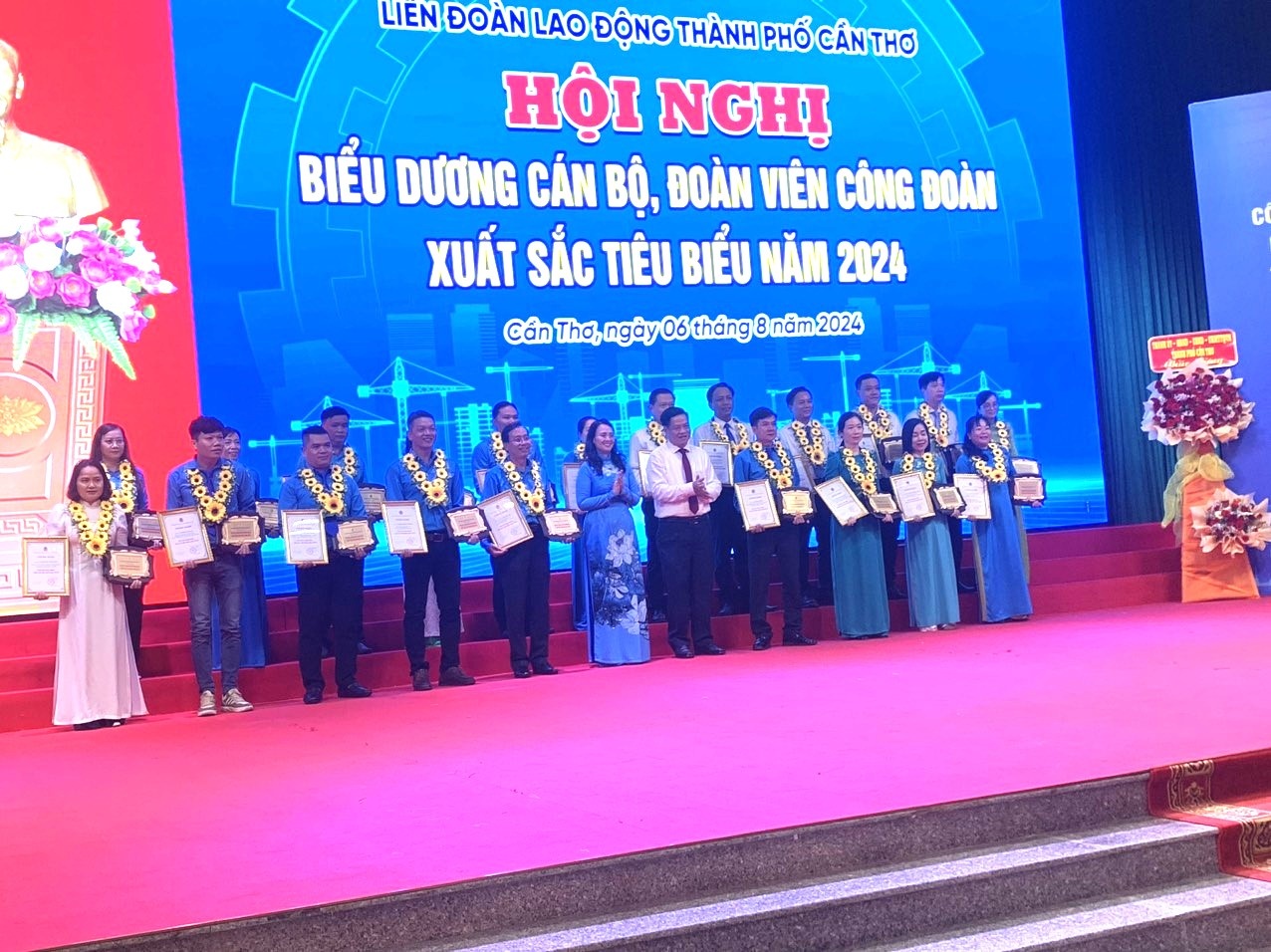 Biểu dương 10 tập thể, 95 cán bộ, đoàn viên công đoàn xuất sắc tại Cần Thơ Biểu dương 10 tập thể, 95 cán bộ, đoàn viên công đoàn xuất sắc tại Cần Thơ