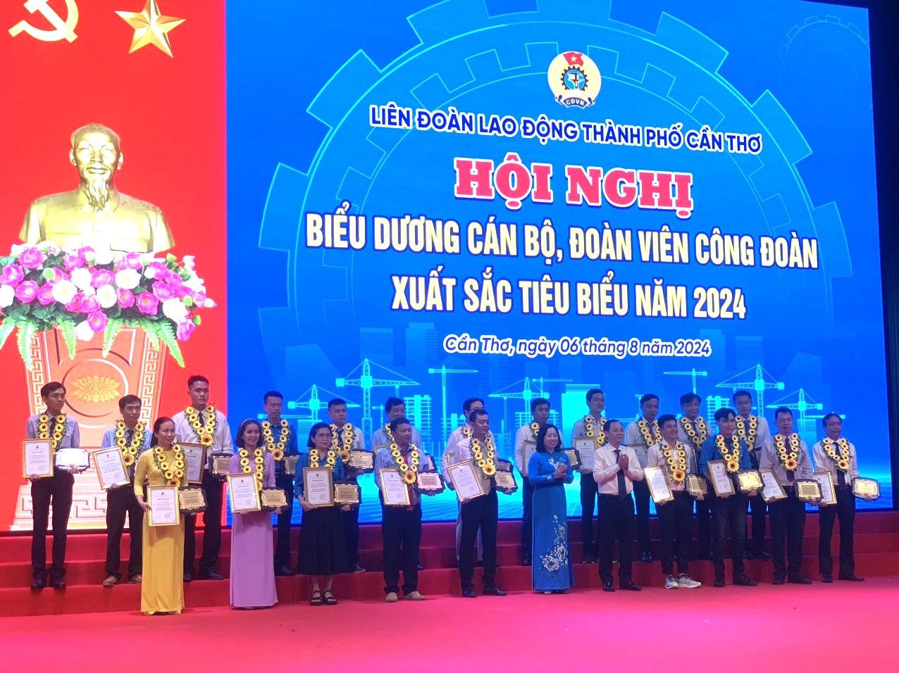 Biểu dương 10 tập thể, 95 cán bộ, đoàn viên công đoàn xuất sắc tại Cần Thơ Biểu dương 10 tập thể, 95 cán bộ, đoàn viên công đoàn xuất sắc tại Cần Thơ