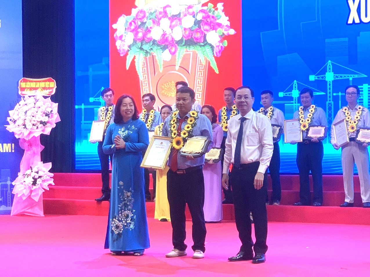 Biểu dương 10 tập thể, 95 cán bộ, đoàn viên công đoàn xuất sắc tại Cần Thơ Biểu dương 10 tập thể, 95 cán bộ, đoàn viên công đoàn xuất sắc tại Cần Thơ